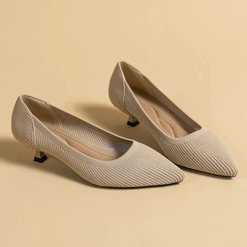 Damen Kitten Heel Pumps Spitze Zehenpartie