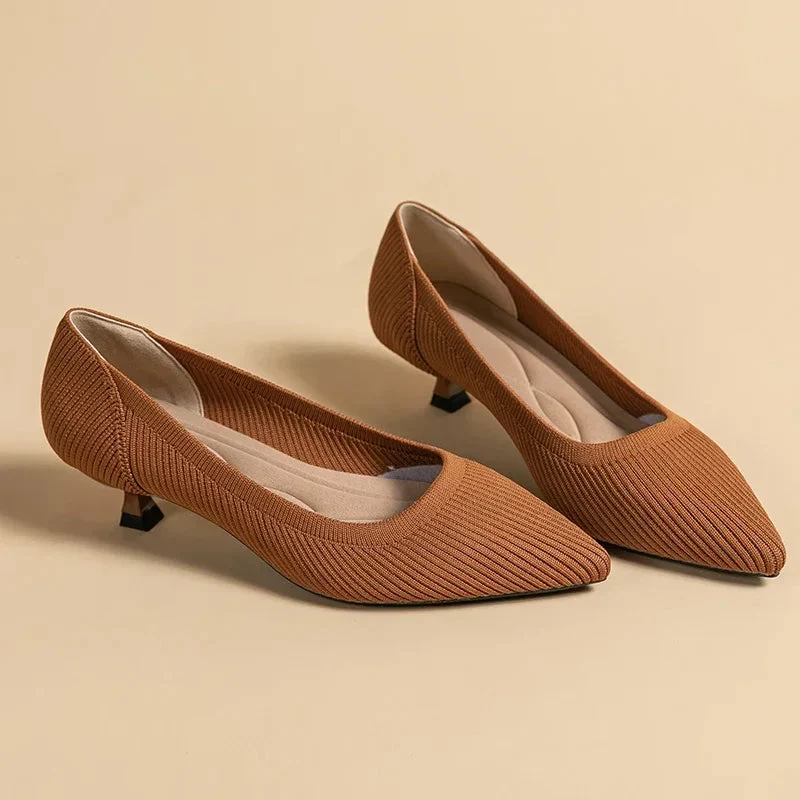 Damen Kitten Heel Pumps Spitze Zehenpartie