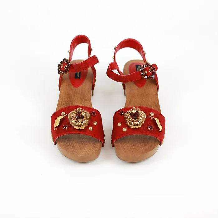 Dolce&Gabbana Aufwändig verzierte Holzsandalen