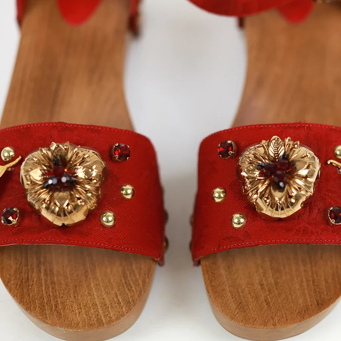 Dolce&Gabbana Aufwändig verzierte Holzsandalen