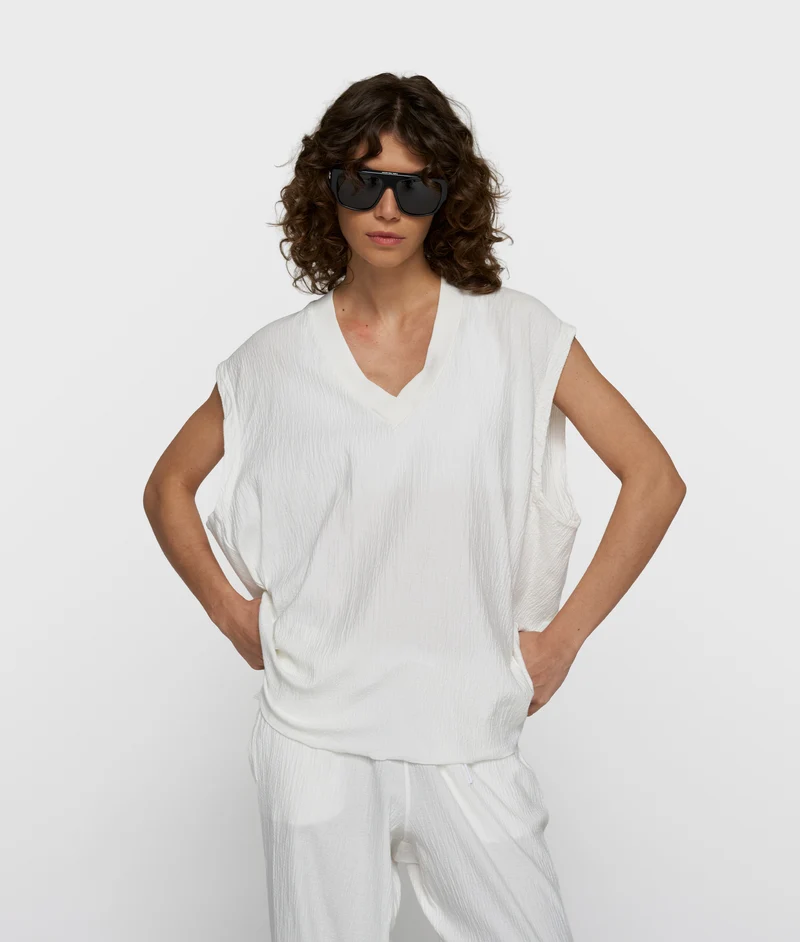 v-neck crinkle top ecru