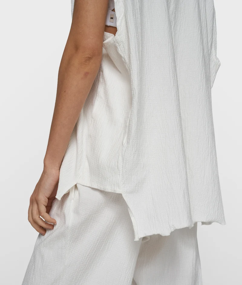 v-neck crinkle top ecru