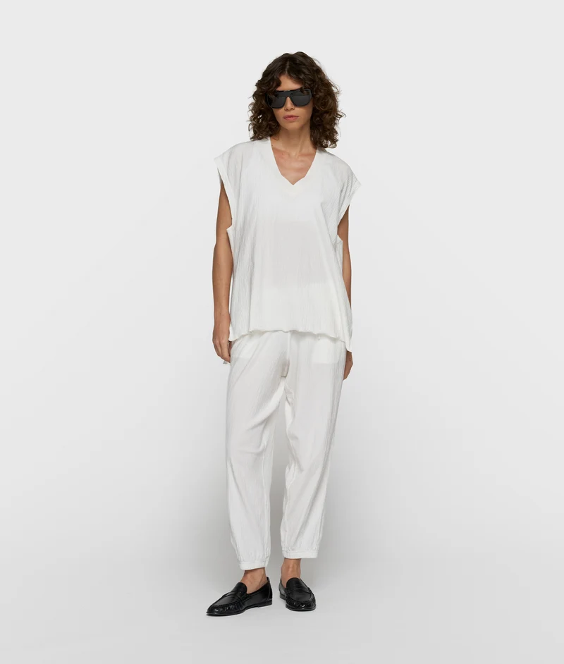 v-neck crinkle top ecru