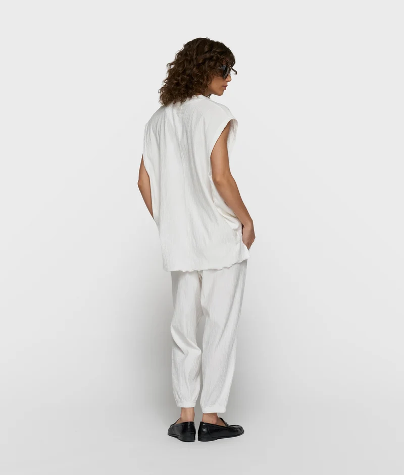v-neck crinkle top ecru