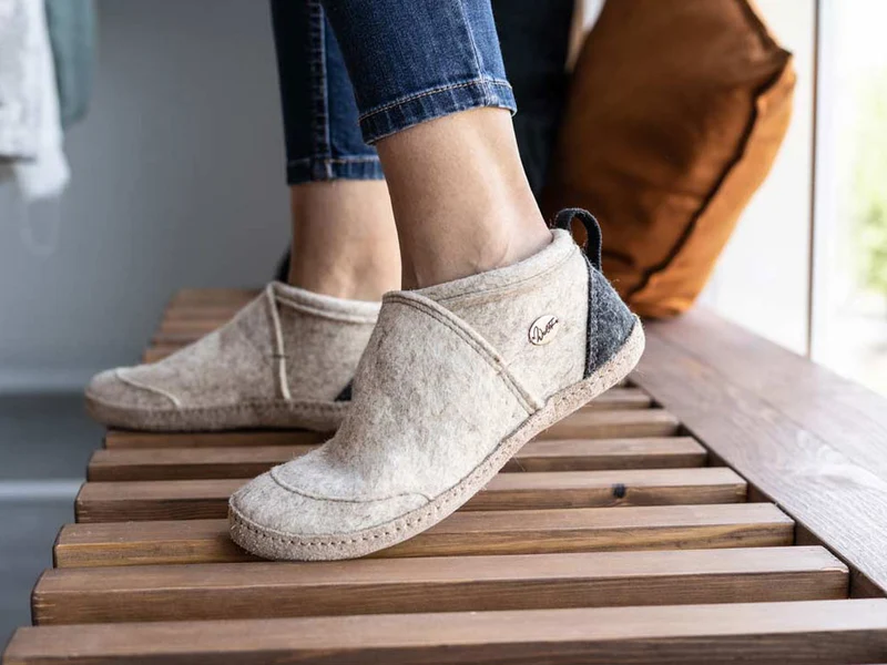 Taiga – hoher Filzhausschuh aus Wolle mit Ledersohle, beige